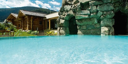 Wanderurlaub - Pools: Außenpool beheizt - Kärnten - Saunadorf mit Sole-Grottenpool - DAS RONACHER Therme & Spa Resort