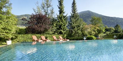 Wanderurlaub - Pools: Außenpool beheizt - Kärnten - Relaxen am Außenpool - DAS RONACHER Therme & Spa Resort
