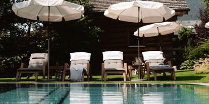 Wanderurlaub - Pools: Innenpool - Kärnten - Entspannen auf der Liegewiese - DAS RONACHER Therme & Spa Resort