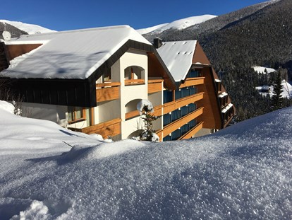 Wanderurlaub - Schneeschuhwanderung - Kärnten - Hotelansicht im Winter - Hotel St. Oswald