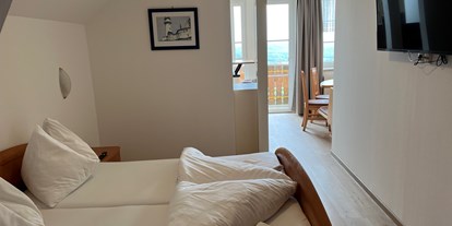 Wanderurlaub - Steiermark - Studio Apartment mit Balkon 41 m²
Garderobe, Wohn- Schlafzimmer, Couch, TV, Küche, Esstisch, - Wohlfühl Hotel Wiesenhof