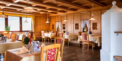 Wanderurlaub - Dolomiten - Bauernstube im Speisesaal - Falkensteiner Hotel & Spa Sonnenparadies
