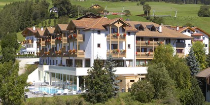 Wanderurlaub - Dolomiten - Außenansicht im Sommer - Falkensteiner Hotel & Spa Sonnenparadies