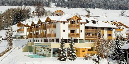 Wanderurlaub - Dolomiten - Außenansicht im Winter - Falkensteiner Hotel & Spa Sonnenparadies