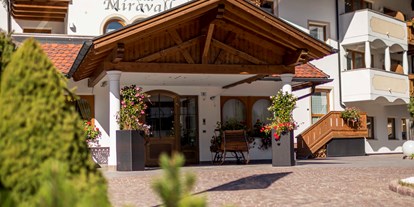 Wanderurlaub - Dolomiten - Outside Hotel - Hotel Miravalle