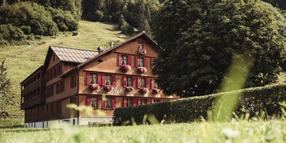Wanderurlaub - Vorarlberg - Außenansicht Stammhaus - Der Adler Schoppernau