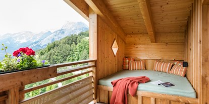 Wanderurlaub - Tirol - Kusche Ecke auf dem Balkon (Suiten) - Inntalerhof - DAS Panoramahotel