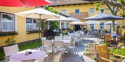 Wanderurlaub - Hotel-Schwerpunkt: Wandern am See - Gastgarten Restaurant - Landhotel Post Ebensee