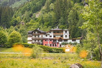 Wanderhotel: Hotellage, Außenansicht
 - Pirker’s Natur & Bio Familienhotel