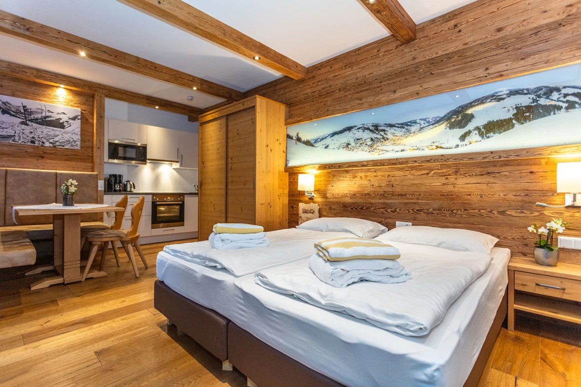 Wanderhotel: Ferienwohnung mit Küche, Essecke und Badezimmer - Ferienwohnungen Perfeldhof